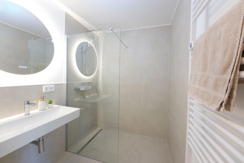 Erstbezug nach Kernsanierung: 4-Zimmer-Wohnung mit PV-Mieterstrom & TG-Stellplatz in S-Heumaden – Bad