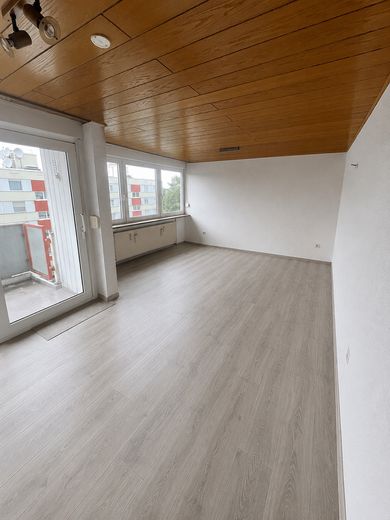 Jobcenter – جوب سنتر – Джобцентер – twoje nowe mieszkanie jest gotowe! – Wohnzimmer