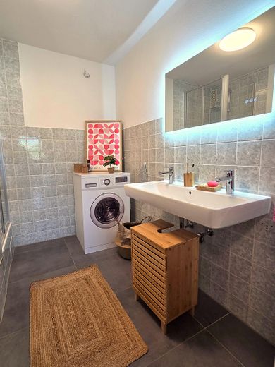 4 Zimmer Wohnung hochwertig renoviert in Top Lage – Badezimmer