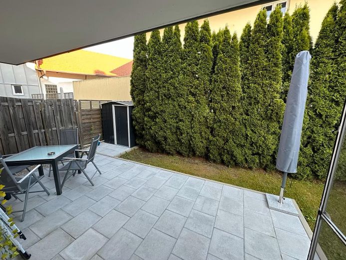 Raumwunder in Bestlage -Stillvolle DHH mit 7 Zimmern & TOP Energieeffizienz A+ – Terrasse