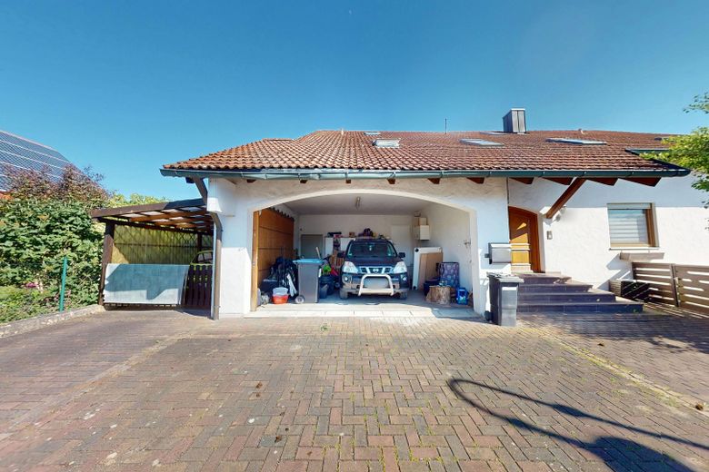 Appartamento modernizzato di 5 locali al piano terra con grande giardino, piscina e accesso diretto al garage – Garage