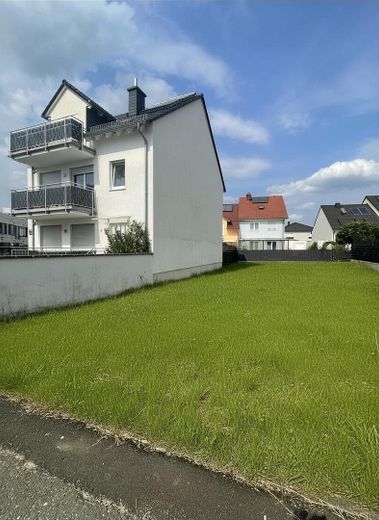 Baugrundstück für Doppelhaushälfte in Kelsterbach | provisionsfrei – Blick auf die bestehende Doppe