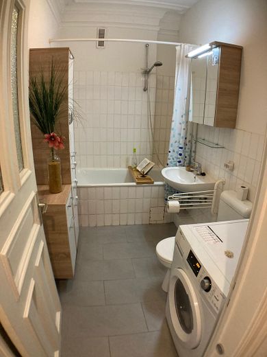 ***Top-Location: Appartment in Hamburg City Center for furnished sub-lease – BathRoom