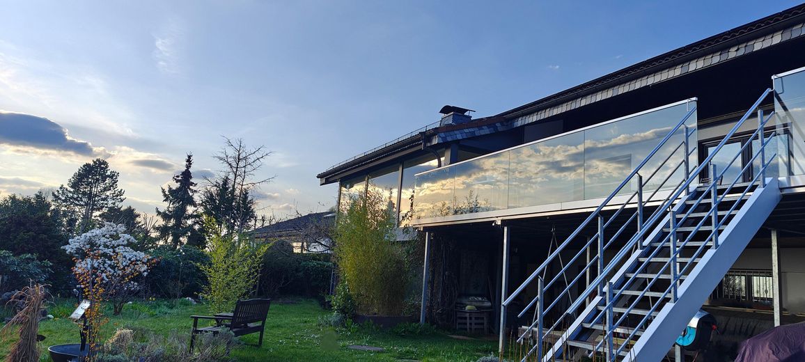 Südterrasse mit Glasgeländer