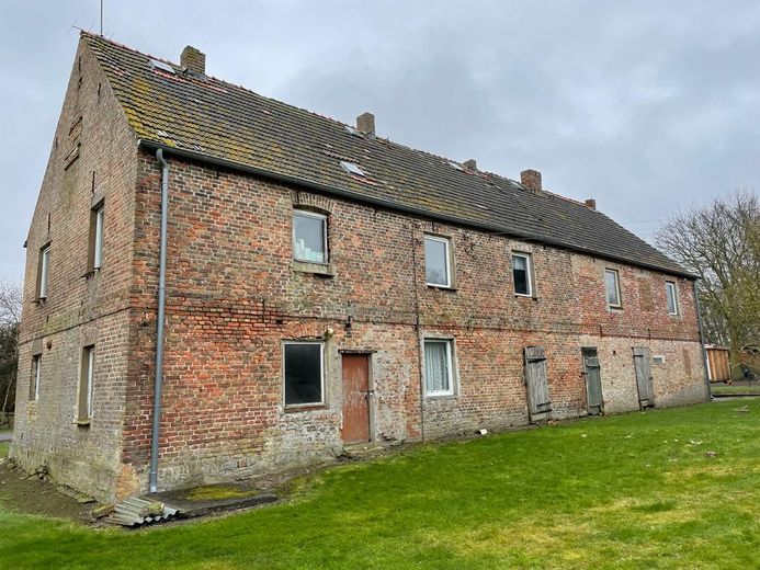 Investmentchance auf Rügen: Mehrfamilienhaus + ca. 3.087 m² Grundstück, Wasser-/Ostseenähe – Gartenseite des Hauses