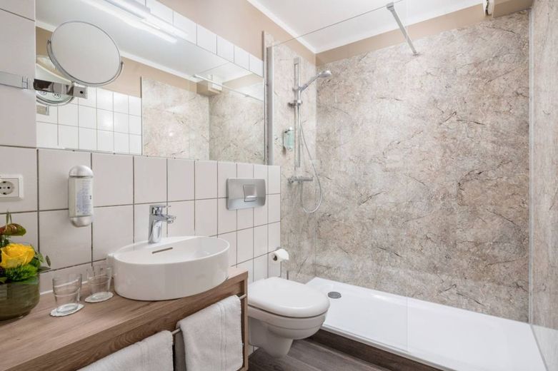 PREISREDUZIERUNG | Bremen-Ost | Modernes Stadthotel mit 21 Zimmer (36 Betten), Restaurant - gute Auslastung – Dusche
