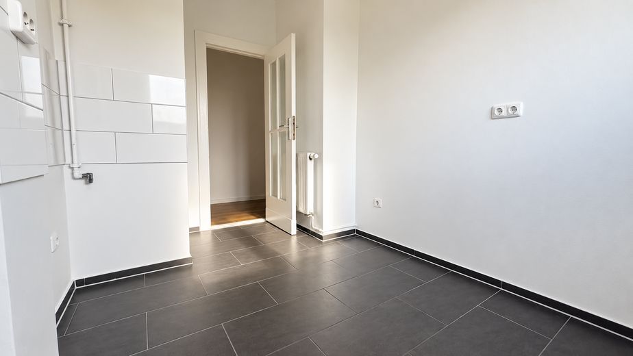 SIN COMISIÓN: ¡Primera ocupación tras la modernización! Tranquilo piso de 2 habitaciones cerca de Tempelhofer Feld – Küche