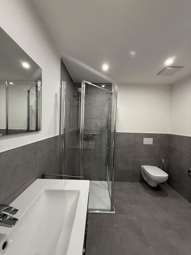 Neubau 3 Zimmer mit großer Terrasse, gehobene Innenausstattung – Badezimmer Ansicht 2