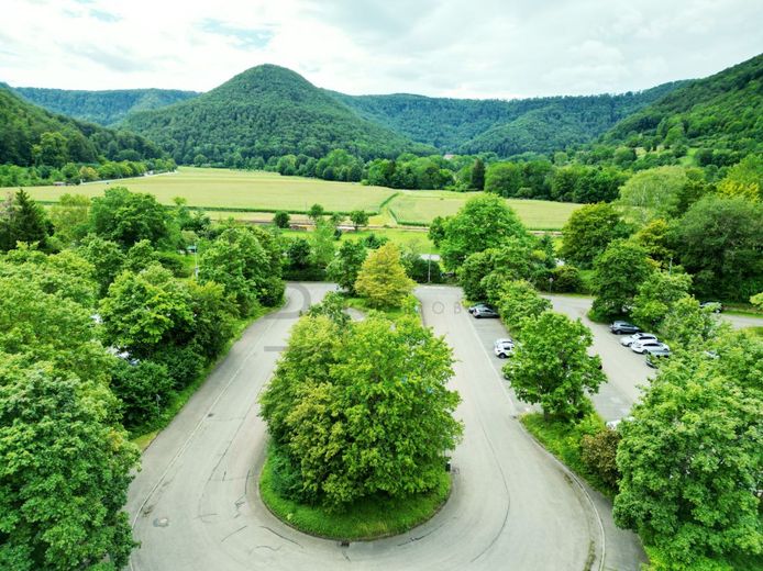 Kompaktes Mikro-Apartment mit Balkon in direkter Nähe AlbThermen Bad Urach – Parkplätze