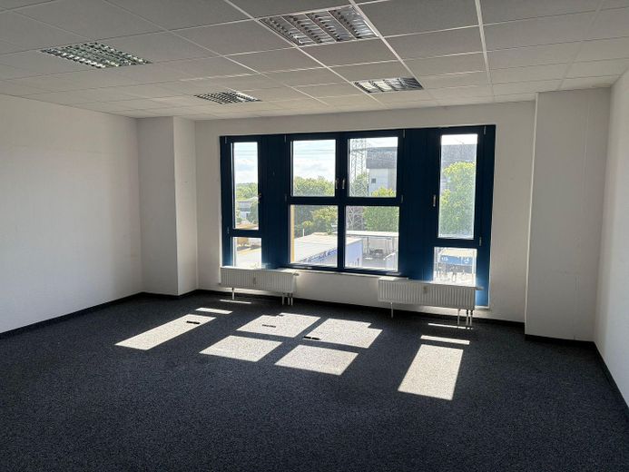 Repräsentatives Chefbüro 60 m² + Büro 38 m² – ab 750 € all-in, FFM – Büro 4