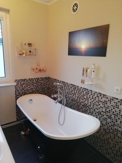 Attraktives freistehendes Einfamilienhaus mit großem Garten und PV-Anlage in Hanau/ Großauheim – Bad OG