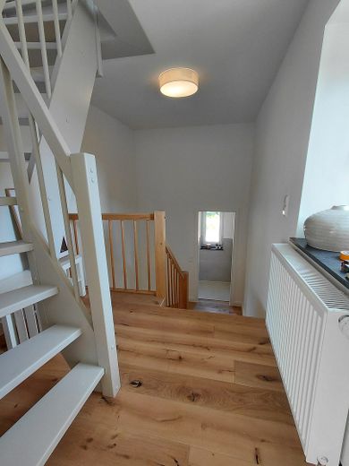 Entrate e sentitevi a casa: villetta a schiera modernizzata con finiture di pregio, giardino, terrazza e 2 garage – Treppe zum OG +G- WC