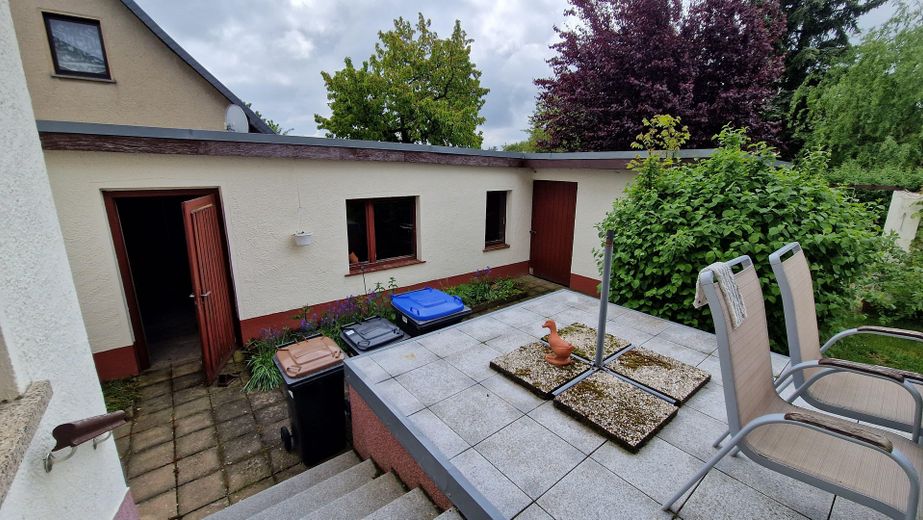Garage mit Nebengelass