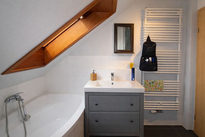 Charmantes Reihenmittelhaus auf Helgoland-Oberland mit ausgebautem Dachgeschoss und 2 Terrassen – Badezimmer 2 - 1. OG