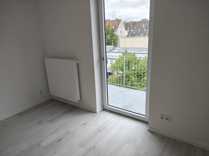 Première occupation après rénovation ! Appartement de 3 pièces avec balcon, dans un très bon emplacement central – Zimmer 3