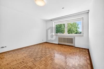FAMILIENIDYLLE MIT GARTEN – 1780000314_7a312b.jpg