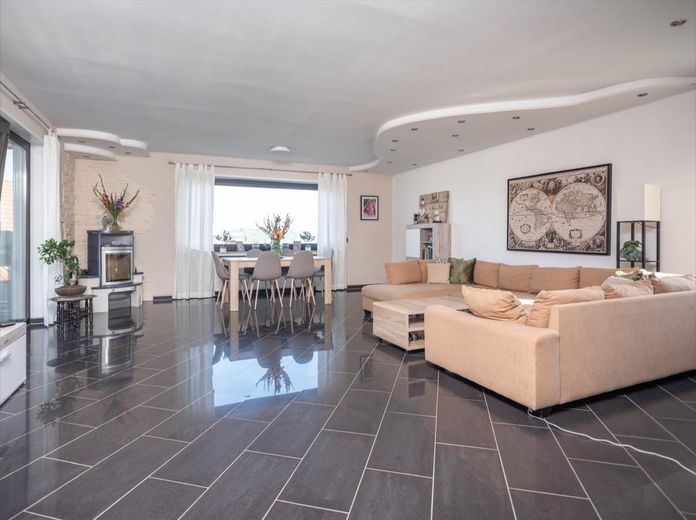 Exklusiver freistehender Bungalow mit Einliegerwohnung, Fernblick, Doppelgarage & großem Garten – Foto 1