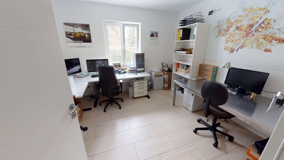 mooie woning met kantoor/opslag, groot terras, veel groen, ecologisch geïsoleerd, lage gemeentelijke bedrijfsbelasting. SLECHTS 240% – Büro