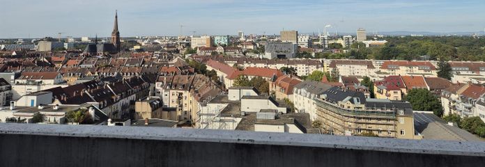 Über den Dächern von Karlsruhe: renovierte 3-Zimmer-Wohnung mit Westterrasse, EBK und TG-Stellplatz