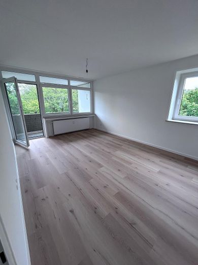Recent gerenoveerde 3-kamerwoning van 76 m² in Germering – Wohnzimmer