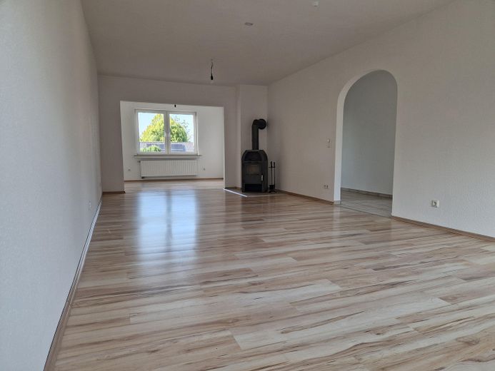 Wohnen auf zwei Ebenen mit Blick ins Grüne in Hamburg-Sinstorf – Wohnzimmer