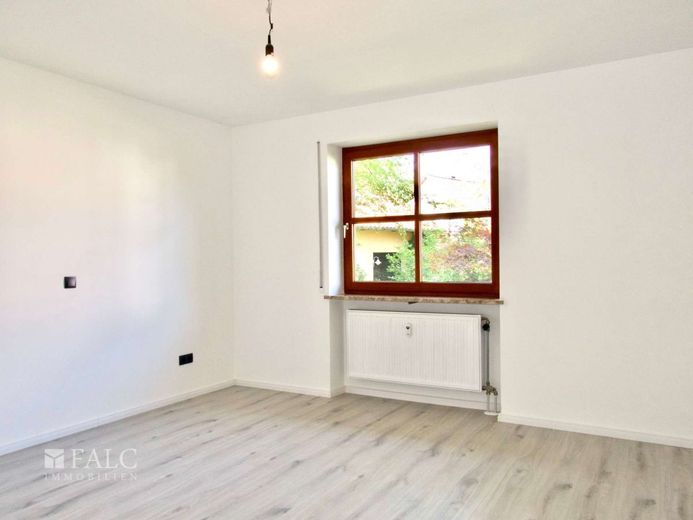 Einfach Mehr: Großzügige 4-Zimmer-Wohnung über 2 Ebenen | 217 m² Wfl | Einliegerwohnung - Tegernheim – EG: Schlafzimmer 3 von 3