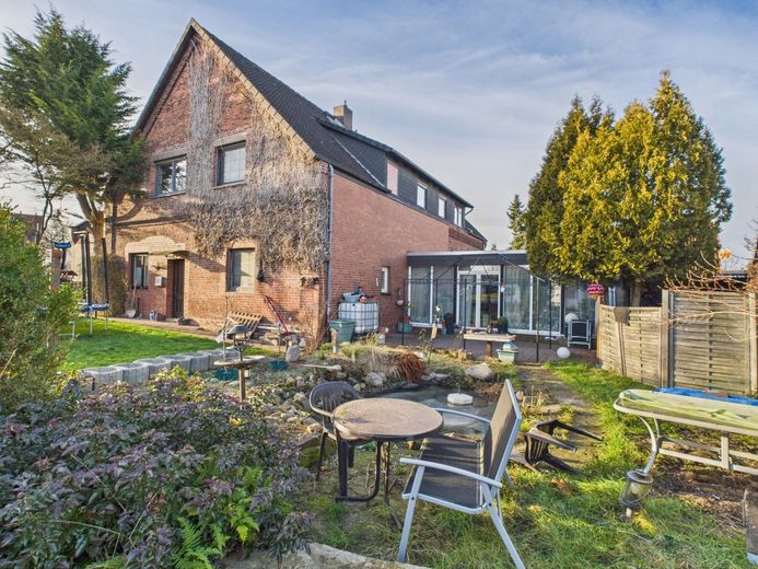 Altes Haus voller Leben, mit Geschichte und Rendite – Garten