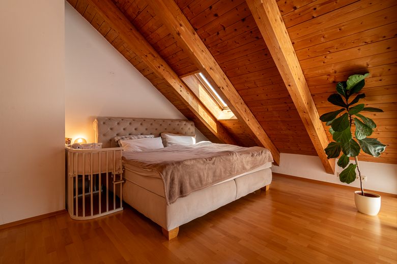 Provisievrij: 4-kam.-galerij-maisonnette, bovenste verdieping, balkon & ondergrondse garage-Geretsried-Stein – Schlafzimmer DG