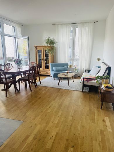 شقة جذابة خالية من العوائق في المدينة مع تراس كبير – Wohnzimmer