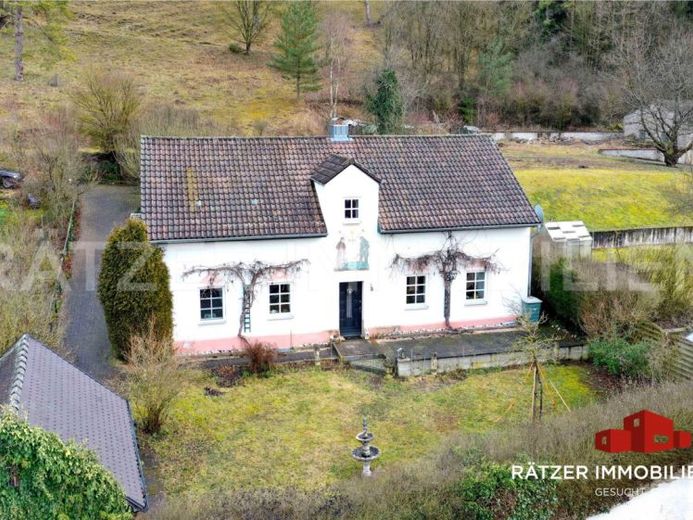 Romantisches Schulhaus aus 1835 im Tal der Weißen Laaber nahe des Altmühltals. – Foto 1