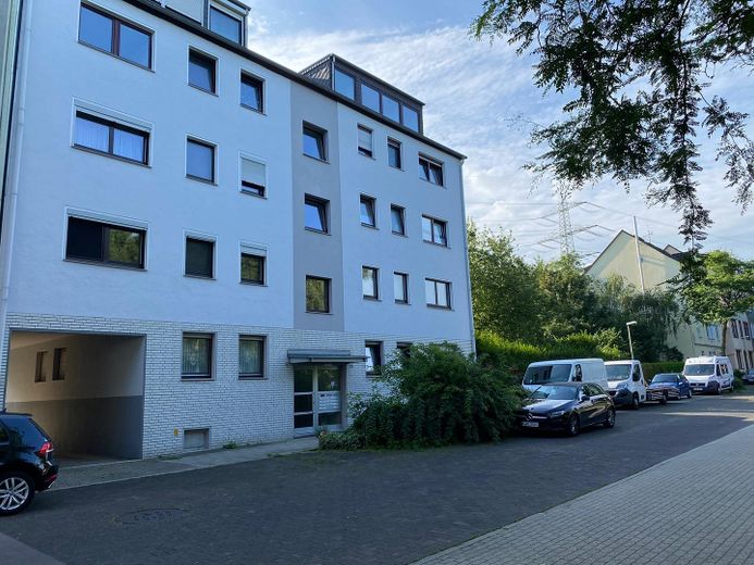 Modern renovated 3.5-room apartment with balcony, garage & fitted kitchen | Owner-occupiers or approx. 6% yield – Außenansicht