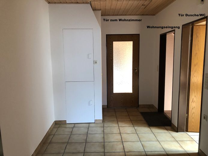 ruhige DG Wohnung mit Südb. in Wohnbereichstr. sucht langfristigen ruhigen Nichtraucher Mieter – Flur Richtung Wohnzimmer