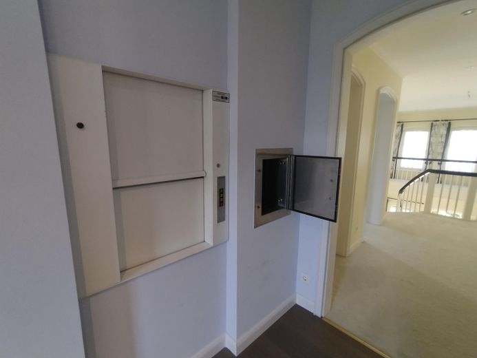 Herrschaftliche Villa am Ende einer elbnahen Sackgasse in Othmarschen – Aufzug und Wäschabwurf