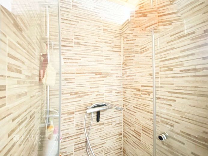 Ruhiges Familienidyll und viel Platz. Zwei wirtschaftlich getrennte Häuser+ Garten zum Einheitspreis – Dusche Wohnhaus