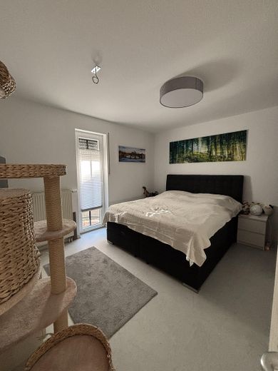 Gepflegte 2-Zimmer-Wohnung mit Balkon, Einbauküche, Stellplatz & Aufzug in Maintal-Dörnigheim – Schlafzimmer