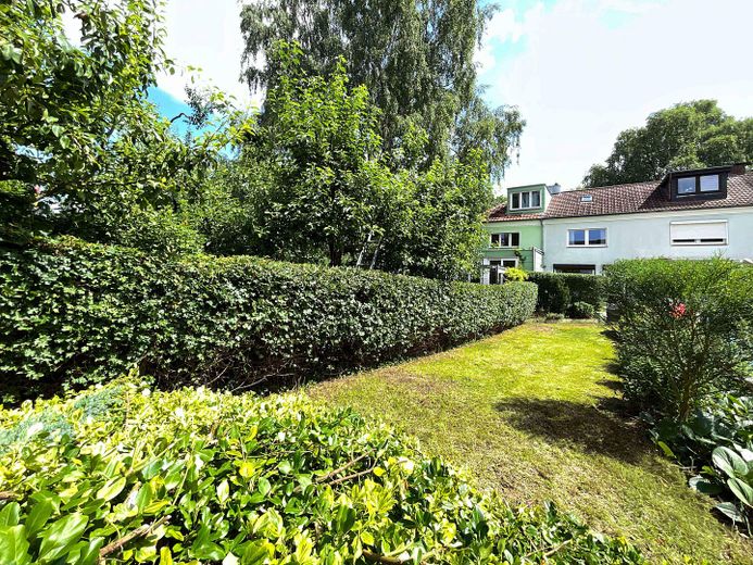 Drei Ebenen, viel Freiraum – renoviertes Reihenmittelhaus mit Garten - sofort bezugsfrei – Großzügiger Garten 