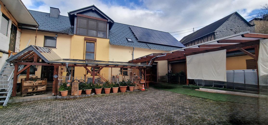 Landhaus Generationenhof mit bis zu 10 ha Land und Bachlauf – Hof mit überdachter Terrasse