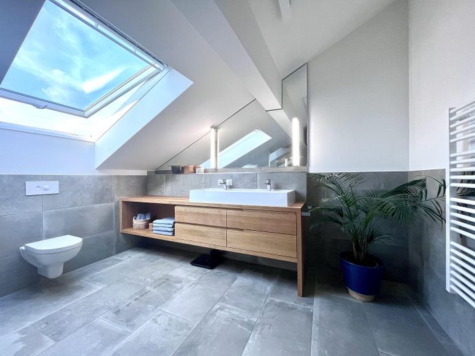 München-Pendler: 20 Min zum Ostbahnhof – modernes, energieeffizientes Haus A+ (2019) – DG: Bad mit Dusche