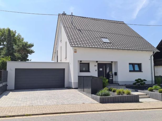 Exklusives Einfamilienhaus - einziehen und wohlfühlen – Hausansicht vorne