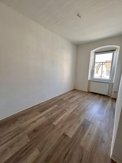frisch renovierte Wohnung mit Wanne & Dusche & Stellplatz bei Bedarf – Wohnzimmer