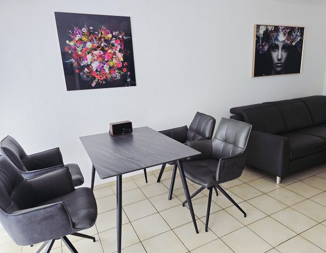 Appartamento arredato di 2 locali con balcone a Norimberga Maxfeld, proprio accanto al parco cittadino – Wohnzimmer