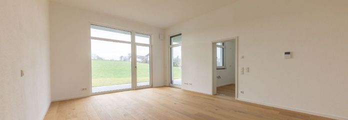 ✔ Erstbezug ✔ Freundliche Terrassenwohnung in Vilshofen an der Donau – Wohnzimmer mit Blick nach draußen und in die Küche