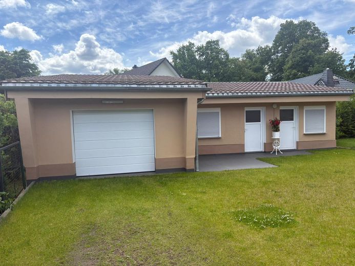 Remise mit Garage