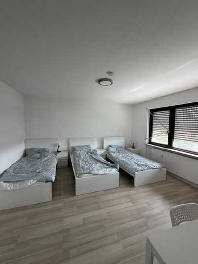 Lampertheim’de balkonlu, yenilenmiş, boş 3 odalı daire – Zimmer