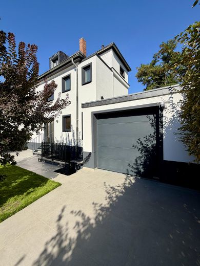 Rückseite Garage Kellerzugang