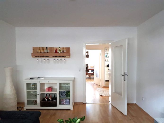 Helle 3-Zimmer-Wohnung mit Einbauküche in beliebter Wohnlage – Wohnzimmer