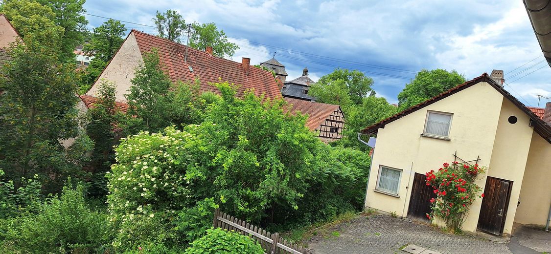 Wohnen am Schloßgarten im idyllischem Burgpreppach – Blick zum Nebengebäude