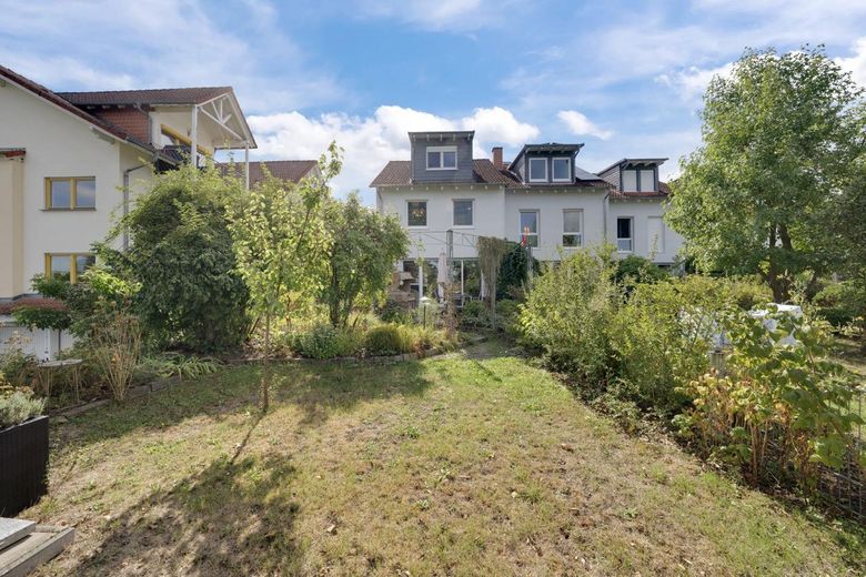 Reihenendhaus in Roßdorf mit 6 Zimmern, Terrasse und Garten: Platz für die ganze Familie – Garten