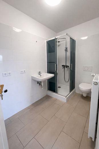 Großzügige 3-Zimmer-Wohnung mit Balkon und 2 Bädern – Warmmiete inkl. Strom & Heizkosten – Bad 2