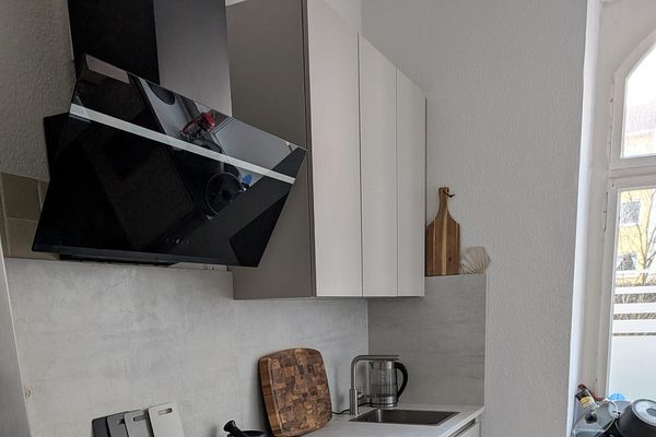 Wilhelmin tarzı binada modern ankastre mutfaklı aydınlık daire